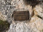 Den Einstieg schmückt ein Schild "Percorso alpinistico Massimiliano Torti"