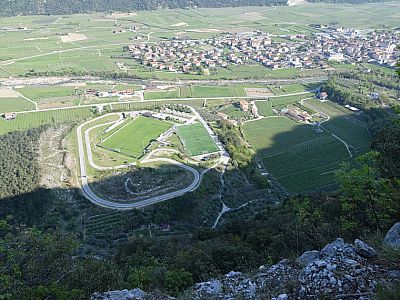 Es geht direkt auf den Sportpark von Dro zu