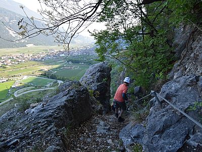 Kühn verläuft der Steig durch die Felswand ... 