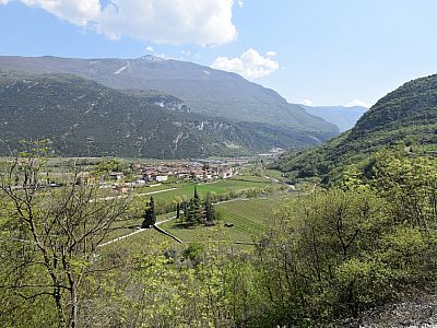 Der Ausblick nach Südosten zurück zur Brücke und auf den Monte Stivo