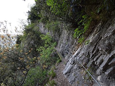 Ausgesetzt queren wir den Hang