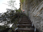 ... bevor sich eine weitere Treppe anschließt.