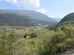 Der Ausblick nach Südosten zurück zur Brücke und auf den Monte Stivo