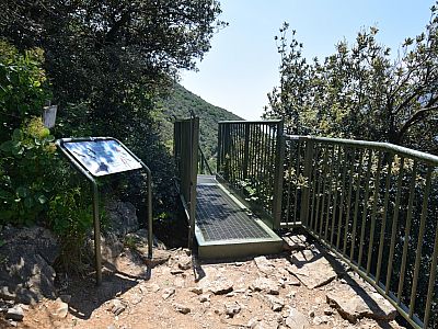Wir erreichen die erste Stahltreppe