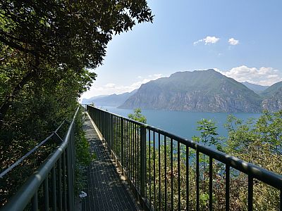 Gefahrlos marschieren wir auf dem Stahlsteg weiter