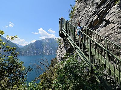 Die Treppe schmiegt sich an den steilen Felsen