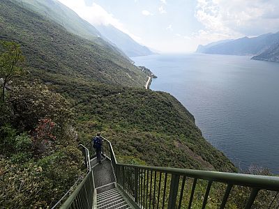 Erneut geht es auf den Treppen steil bergab
