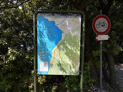 Am Abzweig informiert eine Karte über den Standort