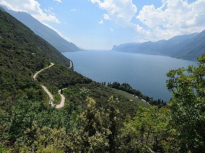 Deutlich ist die Straße zur Bushaltestelle zu sehen
