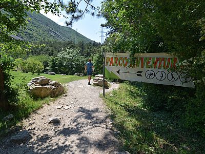 An einem kleinen Café vorbei erreichen wir das Busatte-Sportzentrum