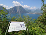 Eine Informationstafel vor dem Cima Sat und Riva del Garda