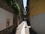 Durch eine kleine Gasse marschieren wir Richtung Busatte
