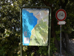 Am Abzweig informiert eine Karte über den Standort