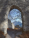 ...dem Eingang zur Burgruine