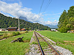 ...und überqueren die Bahngleise der Zugspitzbahn