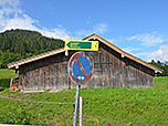 An einer Holzhütte gehen wir geradeaus weiter