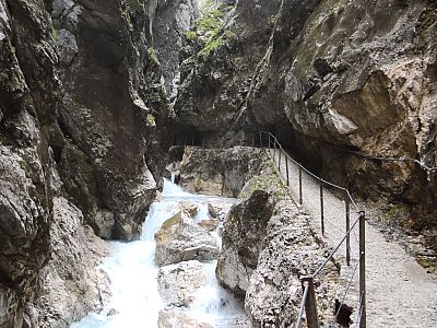 An den steilen Felswänden hat sich Moos angesiedelt