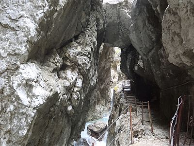 Ein riesiger Felsklotz hat sich in der Höllentalklamm verkeilt
