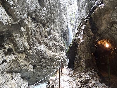 Hier hat man die Wahl zwischen dem Tunnel oder dem Band in der Klamm