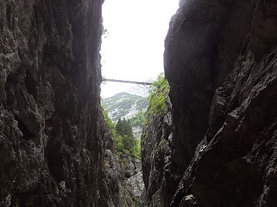 73 m über uns befindet sich die Eiserne Brücke des Stangensteigs