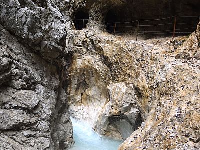 Der Hammersbach hat sich tief in den Felsen geschliffen