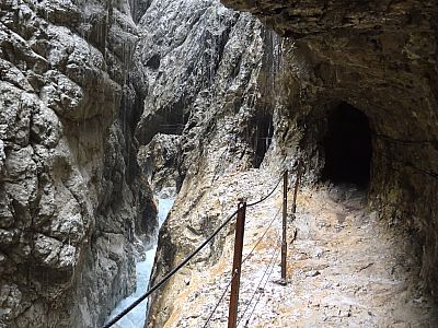 Geländer verhindern weitgehend in die Klamm zu fallen