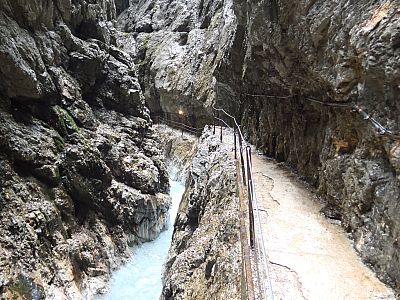 Wunderschön zieht sich der Weg durch die Klamm