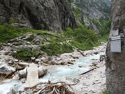 Vorsicht! An den Felswänden kommt es immer wieder zu Unfällen aufgrund von Steinschlag