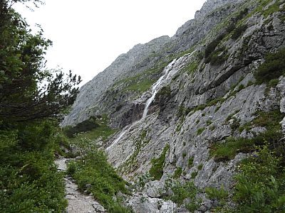 Wassermassen stürzen von der Flanke des Waxenstein in den Hammersbach