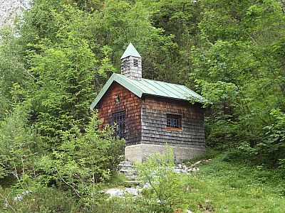 An der Höllentalangerhütte befindet sich eine kleine Kapelle