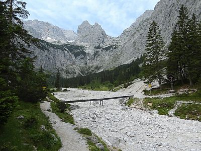 Der Blick durch das Höllental zur Zugspitze