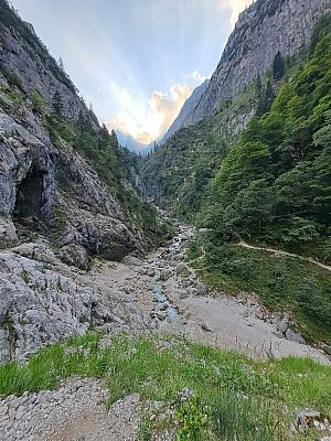 Der Blick zurück auf den Abzweig mit der Brücke