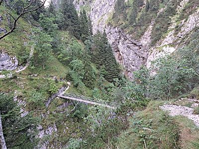 Über die Eiserne Brücke überqueren wir die Höllentalklamm