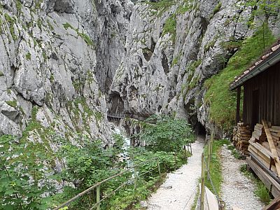 Zunächst recht flach betreten wir die Klamm