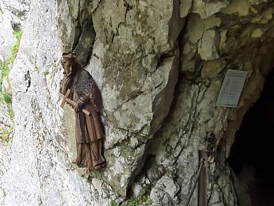 Eine Heiligenfigur beobachtet skeptisch jeden Besucher