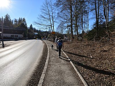 Auf der Loisachstraße spazieren wir weiter nach Grainau