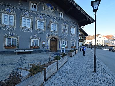 Eine schmuckvoll gestaltete Fassade vor der Kirche 