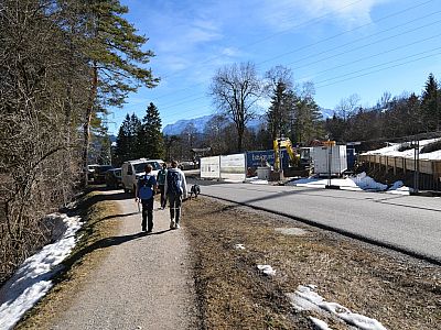 Hinter den Bauzäunen halten wir uns rechts ... 
