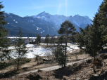 Die Kriegergedächtniskapelle vor der Alpspitze, dem Waxenstein und der Zugspitze