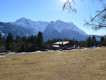 Die Alpspitze, der Waxenstein und die Zugspitze dominieren die Aussicht auf das Wettersteingebirge