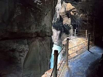 Ein Zaun verhindert weitgehend einen Absturz in die Fluten