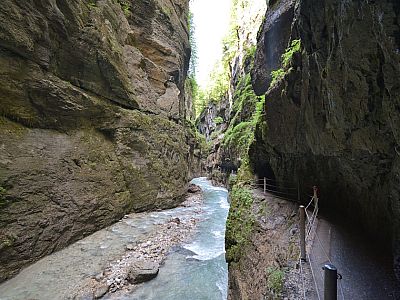 Auch ein wenig Grün findet sich auf den Wänden der Klamm