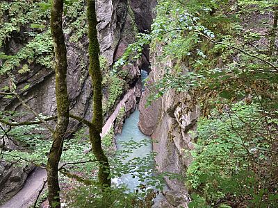 Über die zweite Brücke am Kassenhäuschen... 