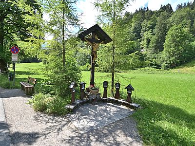 Ein Kreuz neben der Straße zur Klamm