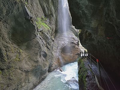 Auch über die Felswände kommt das Wasser herab geplätschert