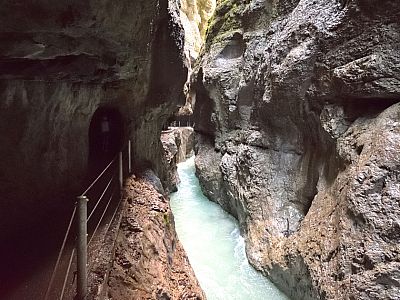 Nur wenige Meter über der Wasserlinie führt uns der Weg tiefer in die Schlucht