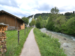 Wer vom Bahnhof kommt spaziert entlang der Partnach zum Skistadion