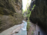 Auch ein wenig Grün findet sich auf den Wänden der Klamm