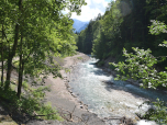 Völlig ruhig fließt die Partnach vor der Klamm zu Tal