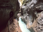 Nur wenige Meter über der Wasserlinie führt uns der Weg tiefer in die Schlucht